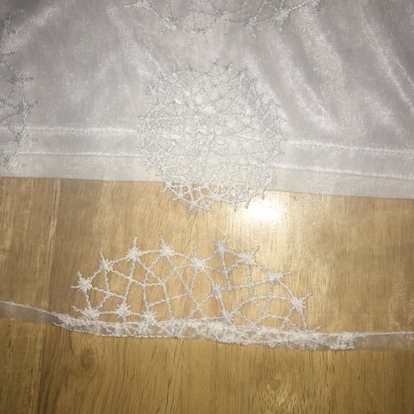 2/$15🦋 Vera Wang tank w/ sheer over layer. - Picture 2 of 3